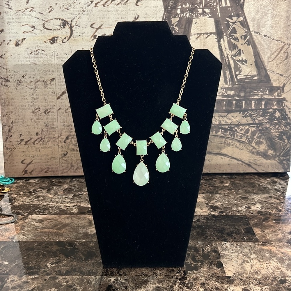 Elegant Green Necklace EUC - Picture 5 of 6